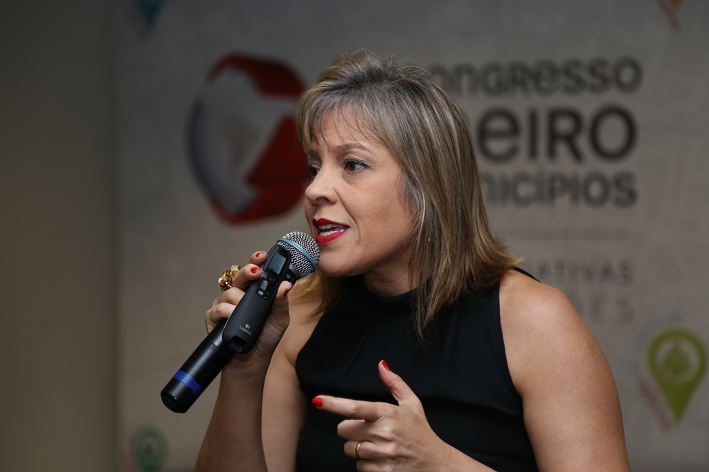 A assessora da Presidência, Naila Mourthé, apresentou o projeto do TCEMG intitulado “Na Ponta do Lápis: a Escola na formação, o Tribunal na fiscalização” ( Foto: Karina Camargos Coutinho)